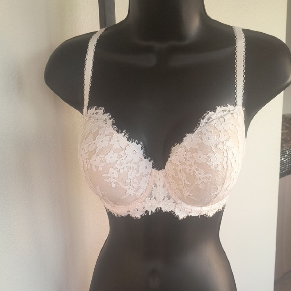Victoria's Secret Cream Lace Bra Plunge Style